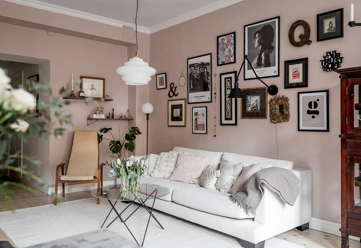 Różowe ściany i wintageowa witrażówka: uroczy mieszkanie w Szwecji (60 m²) - Gallery image 1