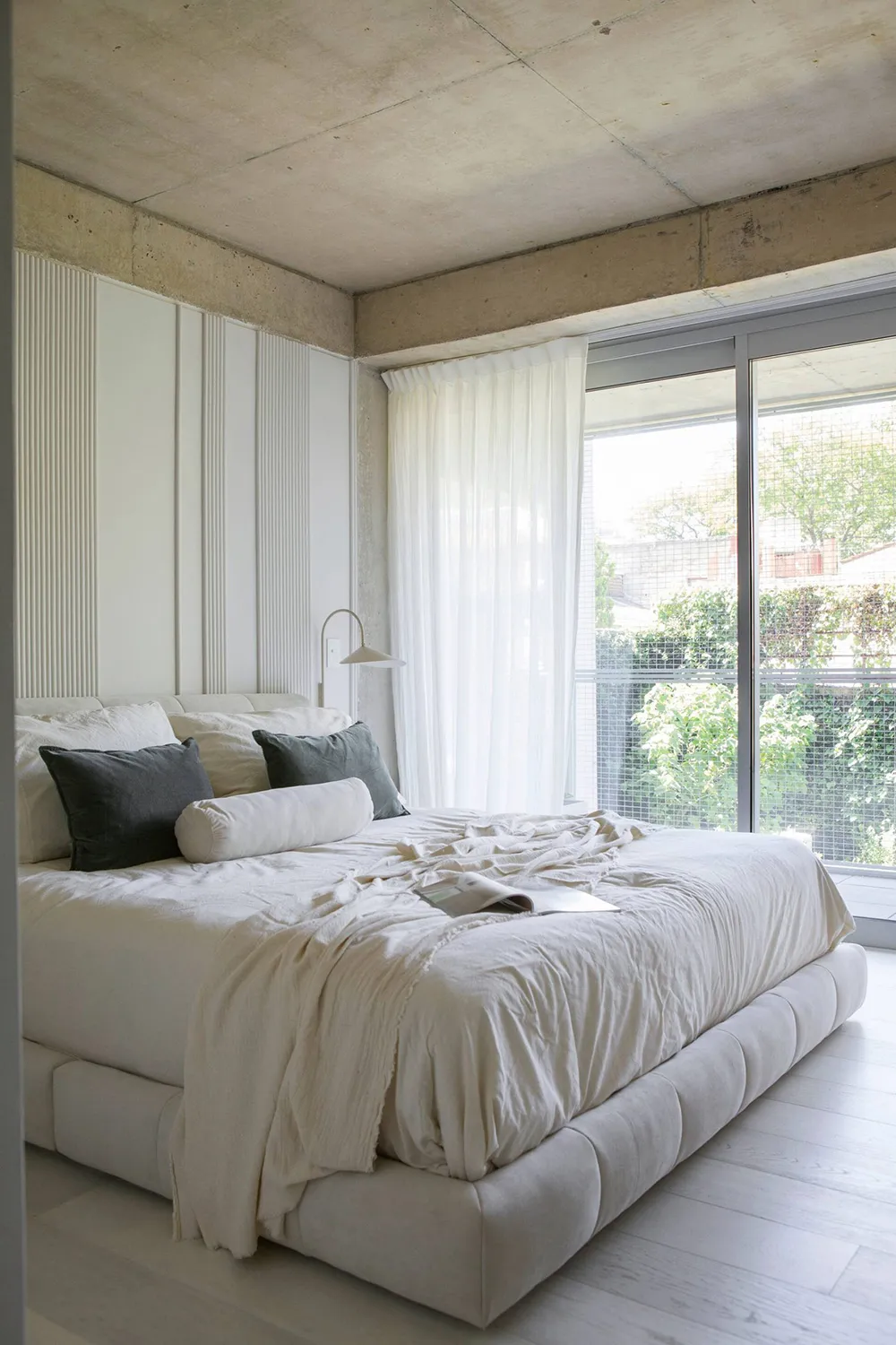 Beton und gemütlicher Minimalismus: Wohnung mit Garten in Argentinien - Gallery image 5