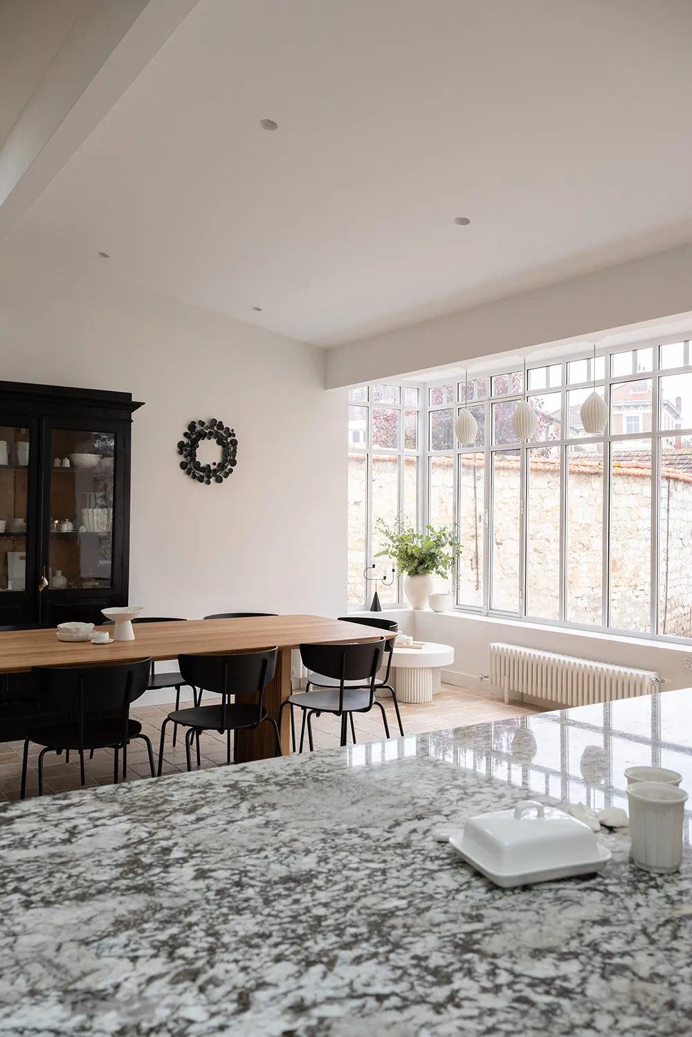 Светлое обновление старинного семейного дома в пригороде Парижа - Gallery image 3