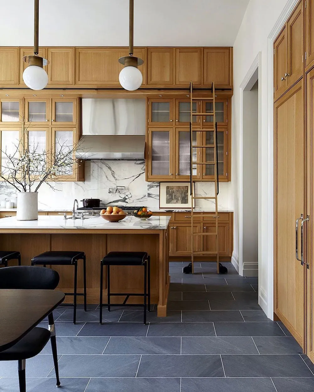 ニューヨークのエレガントでモダンなアパートのインテリアにある木製キッチン - Gallery image 11