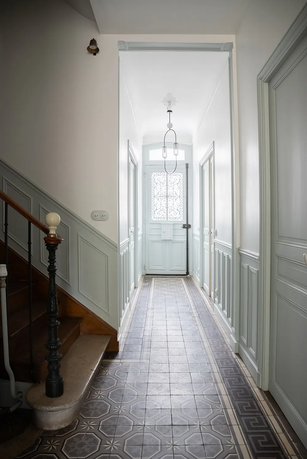 Светлое обновление старинного семейного дома в пригороде Парижа - Gallery image 23