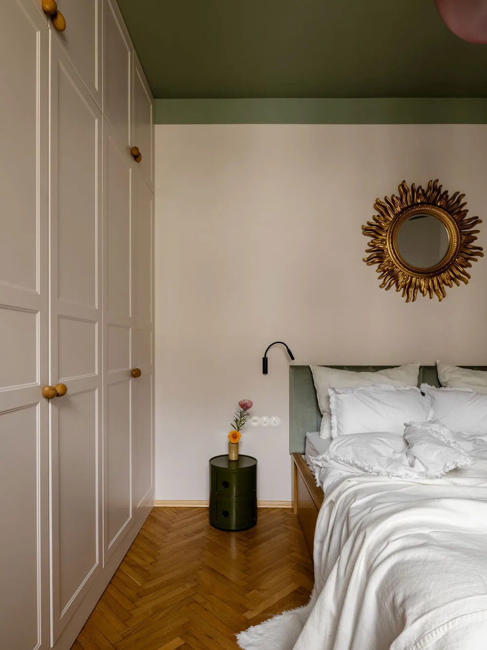 Muebles retro y tonos elegantes en el diseño de apartamentos en Varsovia - Gallery image 14