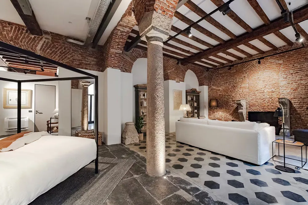 ईंट की मेहराब एवं स्तंभ: मिलान में 12वीं शताब्दी की इमारत में स्थित एक अद्भुत अपार्टमेंट - Gallery image 4