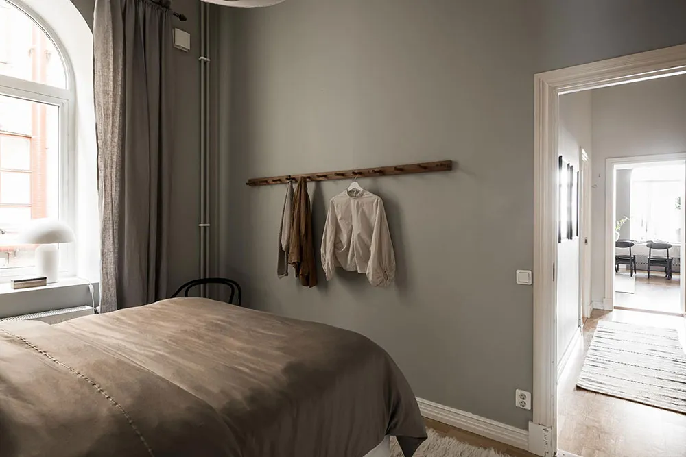 Hermosa unidad escandinava con paredes oscuras y techos altos (77 m²) - Gallery image 21