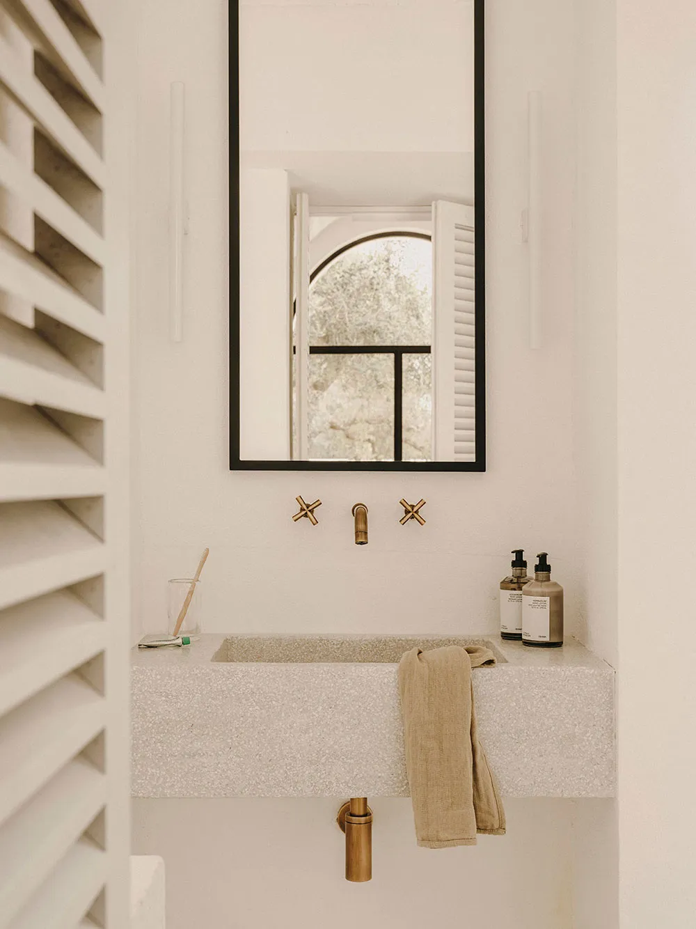 Прості лінії та аскетичний затишок у дизайні курортного будинку в Італії - Gallery image 9