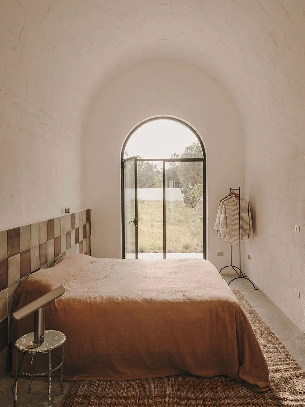 Прості лінії та аскетичний затишок у дизайні курортного будинку в Італії - Gallery image 12