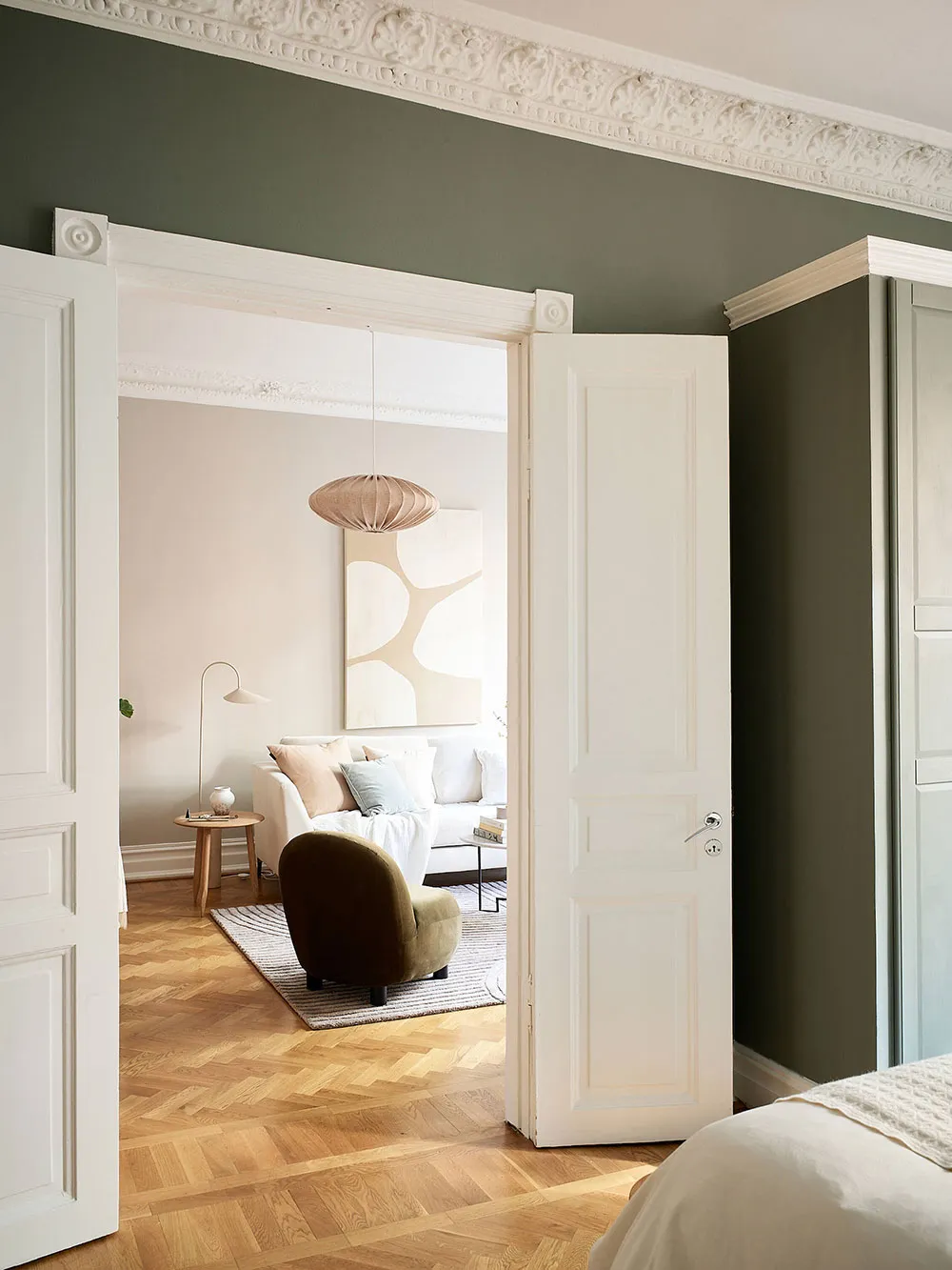 Warm and Gentle Scandinavian Interior with Small Means (87 sq. m) - Gallery image 1