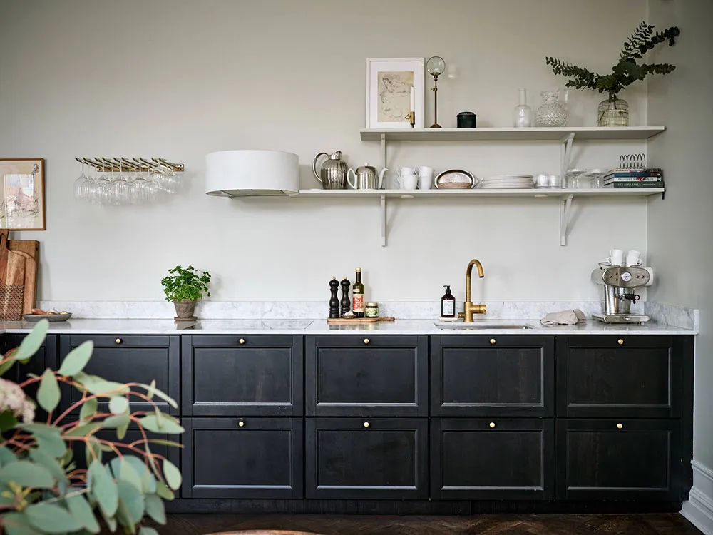 Open Layout and Luxurious Moldings: Characterful Apartment in Gothenburg (76 sqm) - Gallery image 7