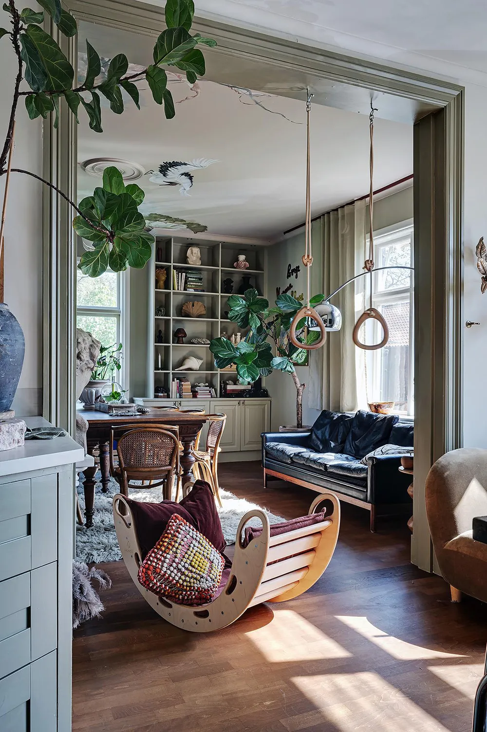 Обильний декор у квартирі в будинку XVIII століття у Гетеборзі - Gallery image 1