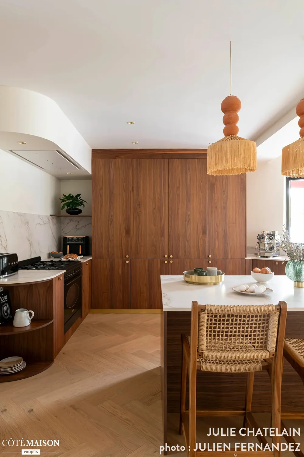 Design élégant dans des tons chauds pour une villa sur la côte atlantique de France - Gallery image 4