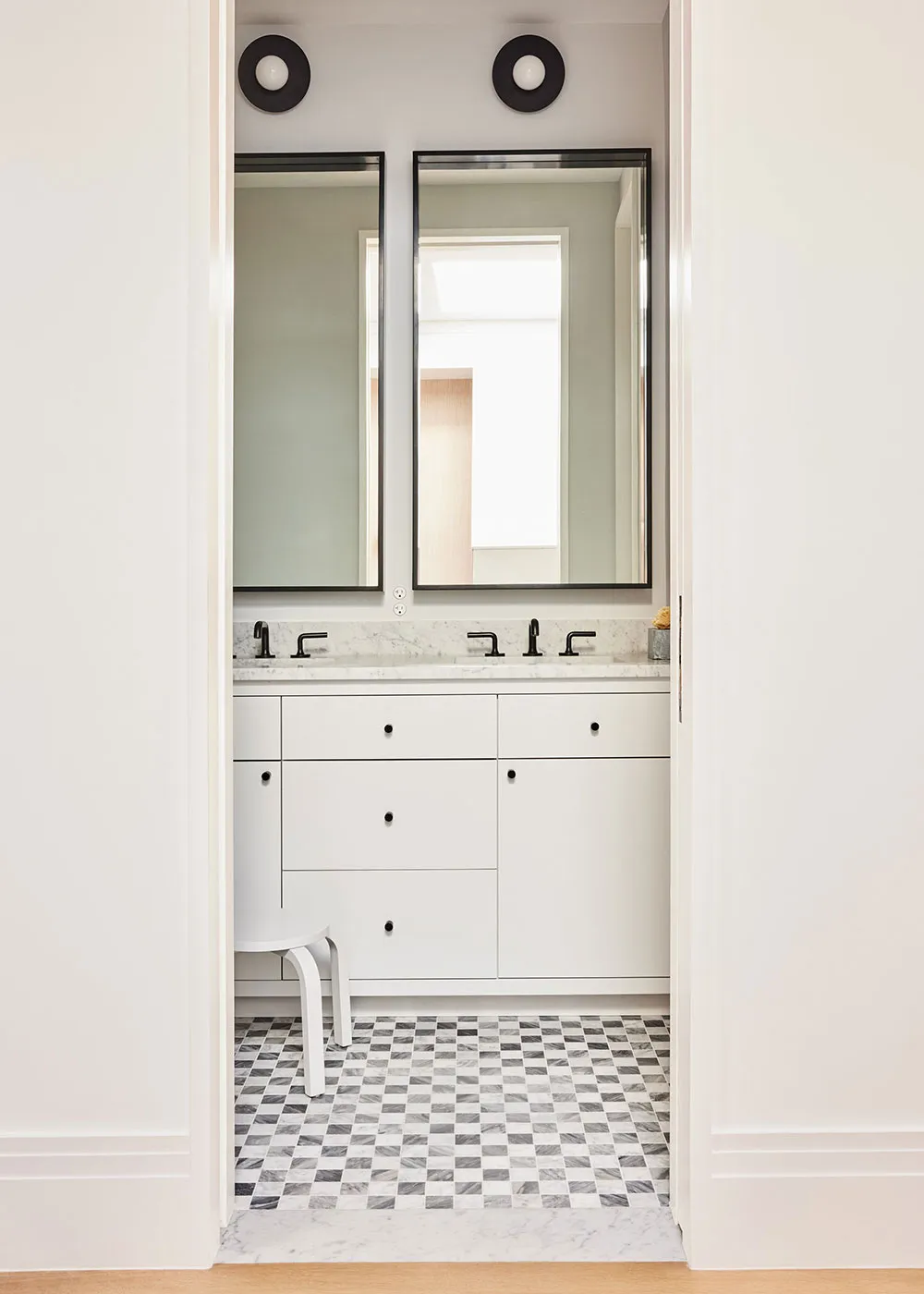 Eleganter Minimalismus mit abgerundeten Ecken: Townhouse in New Jersey - Gallery image 19