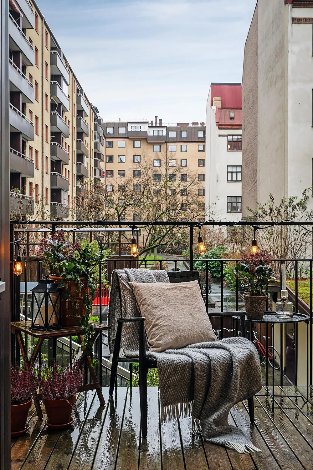 Скандинавская квартира с рыжими акцентами и зелёной обеденной - Gallery image 17