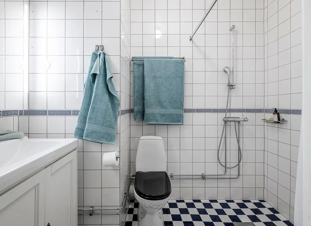 Różowe ściany i wintageowa witrażówka: uroczy mieszkanie w Szwecji (60 m²) - Gallery image 20