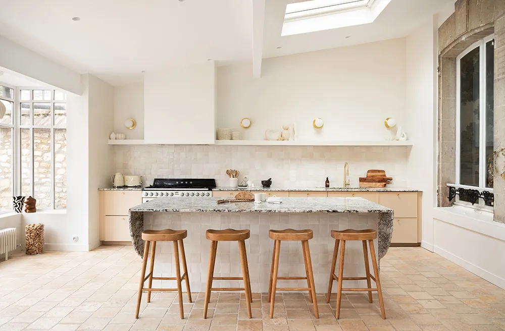 Светлое обновление старинного семейного дома в пригороде Парижа - Gallery image 2