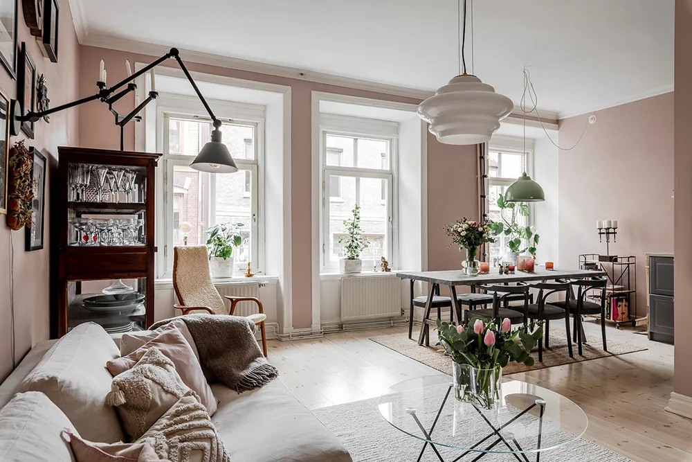 Różowe ściany i wintageowa witrażówka: uroczy mieszkanie w Szwecji (60 m²) - Gallery image 3