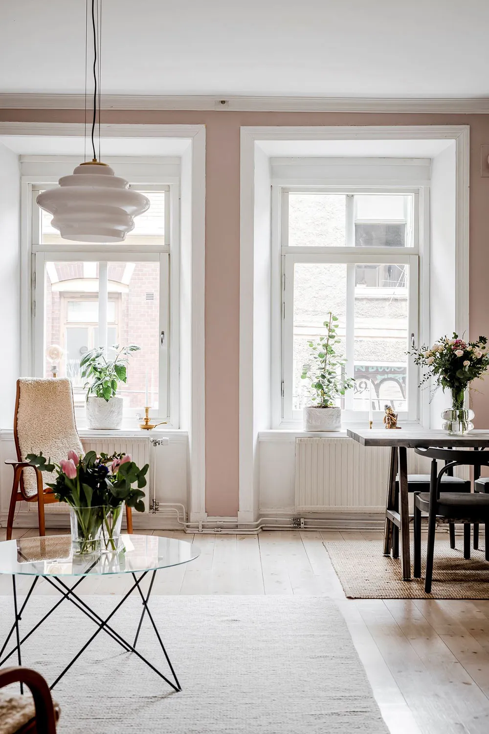 Różowe ściany i wintageowa witrażówka: uroczy mieszkanie w Szwecji (60 m²) - Gallery image 8