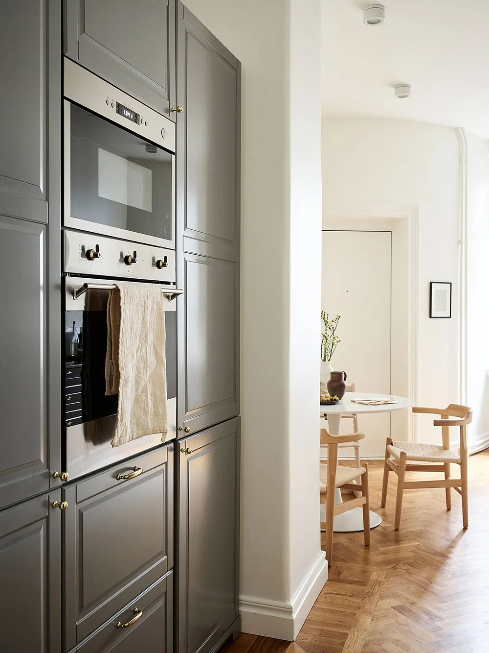 Warm and Gentle Scandinavian Interior with Small Means (87 sq. m) - Gallery image 12