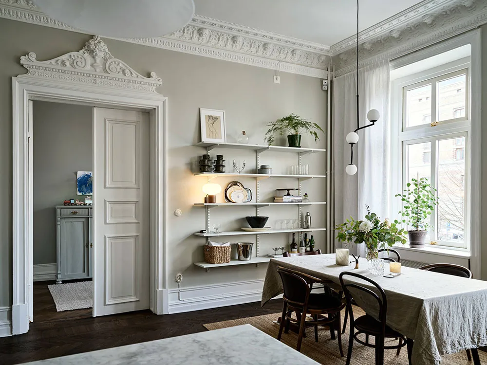 Open Layout and Luxurious Moldings: Characterful Apartment in Gothenburg (76 sqm) - Gallery image 1
