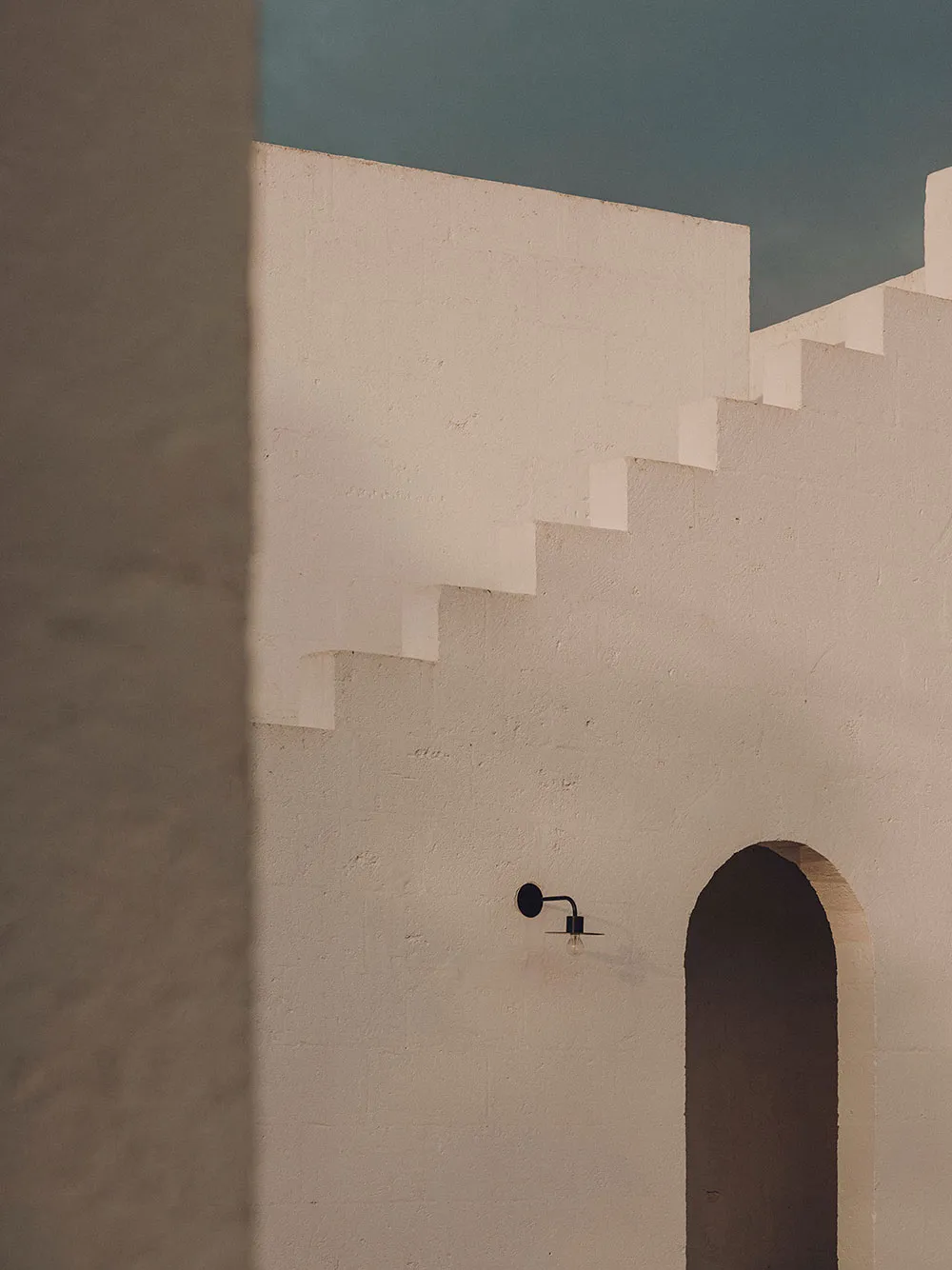 Прості лінії та аскетичний затишок у дизайні курортного будинку в Італії - Gallery image 4