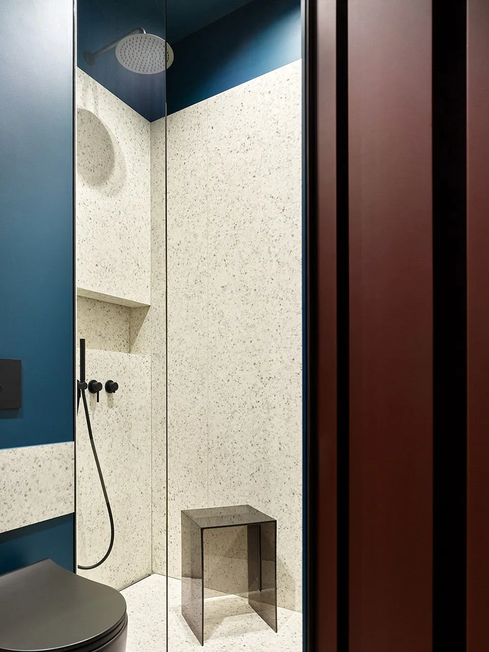 Sala verde y dormitorio rojo: apartamento con tonos intensos para una familia joven en Minsk - Gallery image 12