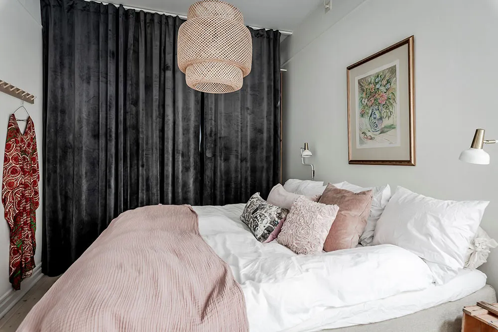 Różowe ściany i wintageowa witrażówka: uroczy mieszkanie w Szwecji (60 m²) - Gallery image 15