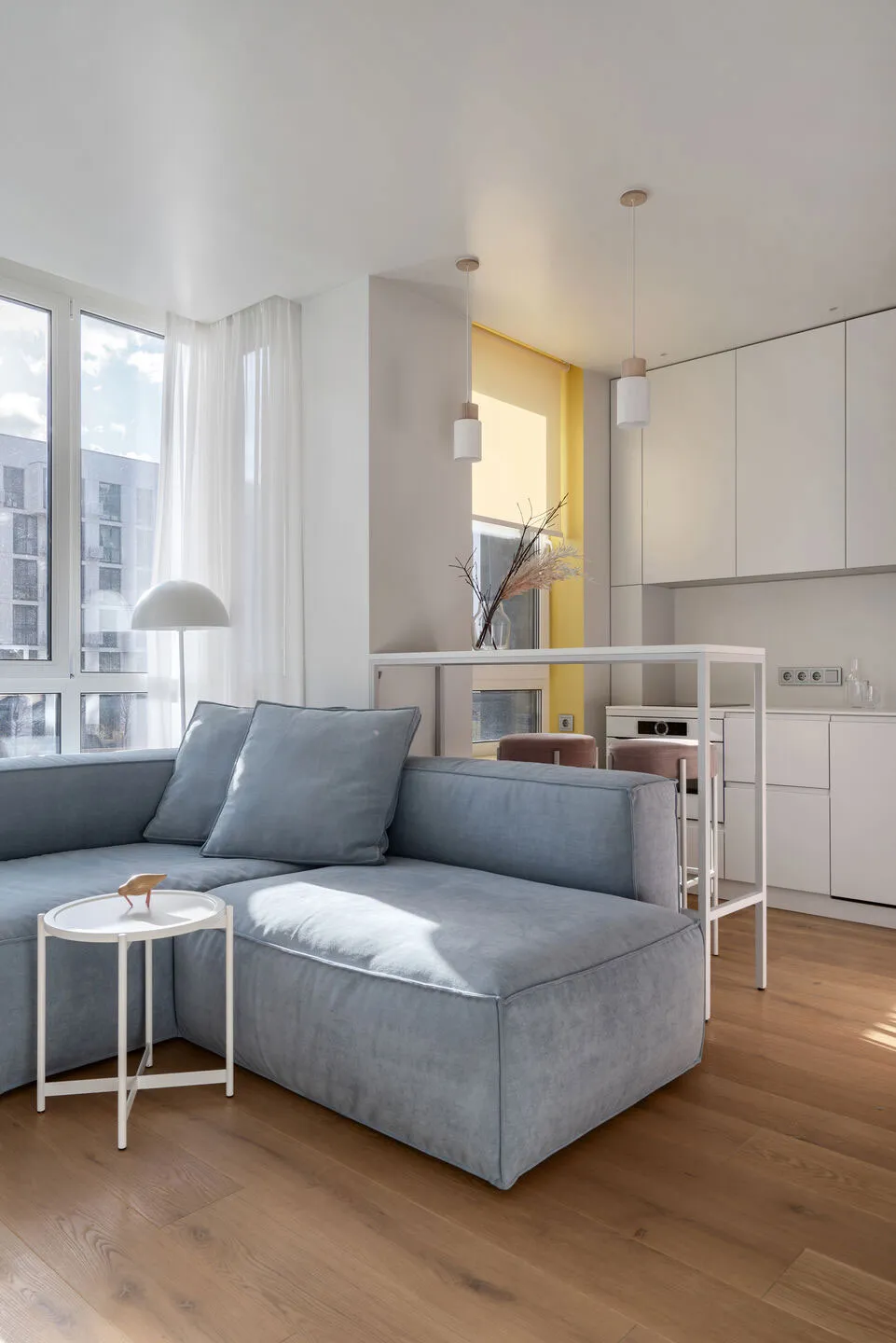 Rose, bleu, jaune : petite appartement à Kiev avec des accents pastel (32 m²) - Gallery image 1