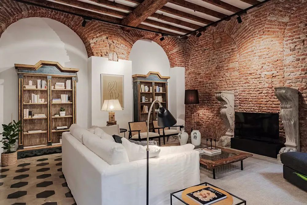 ईंट की मेहराब एवं स्तंभ: मिलान में 12वीं शताब्दी की इमारत में स्थित एक अद्भुत अपार्टमेंट - Gallery image 7