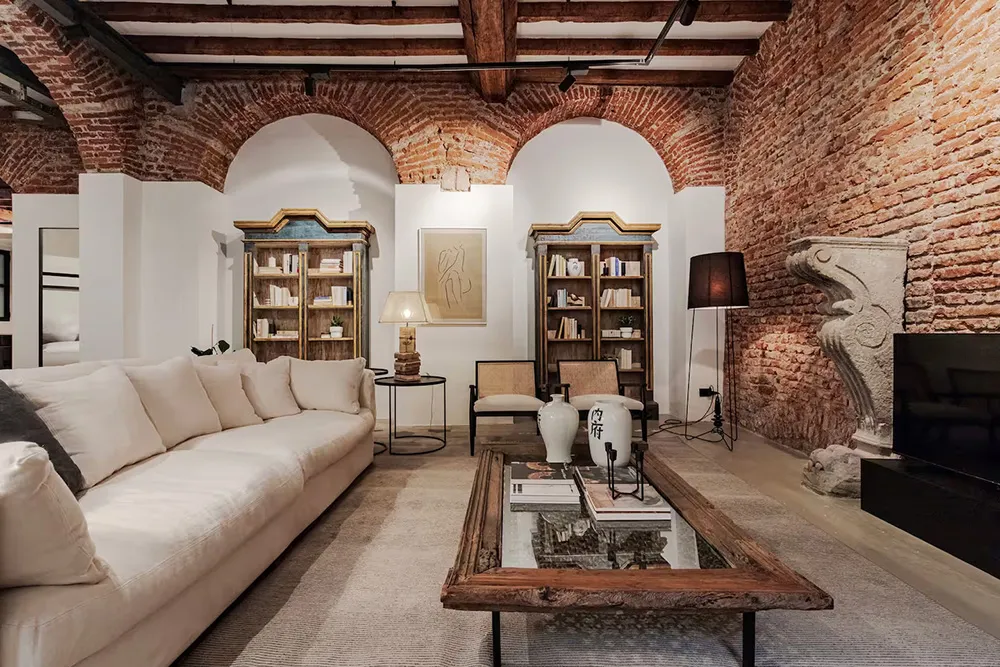 ईंट की मेहराब एवं स्तंभ: मिलान में 12वीं शताब्दी की इमारत में स्थित एक अद्भुत अपार्टमेंट - Gallery image 3