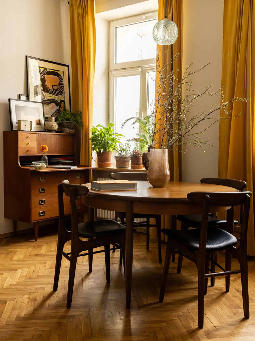 Muebles retro y tonos elegantes en el diseño de apartamentos en Varsovia - Gallery image 2