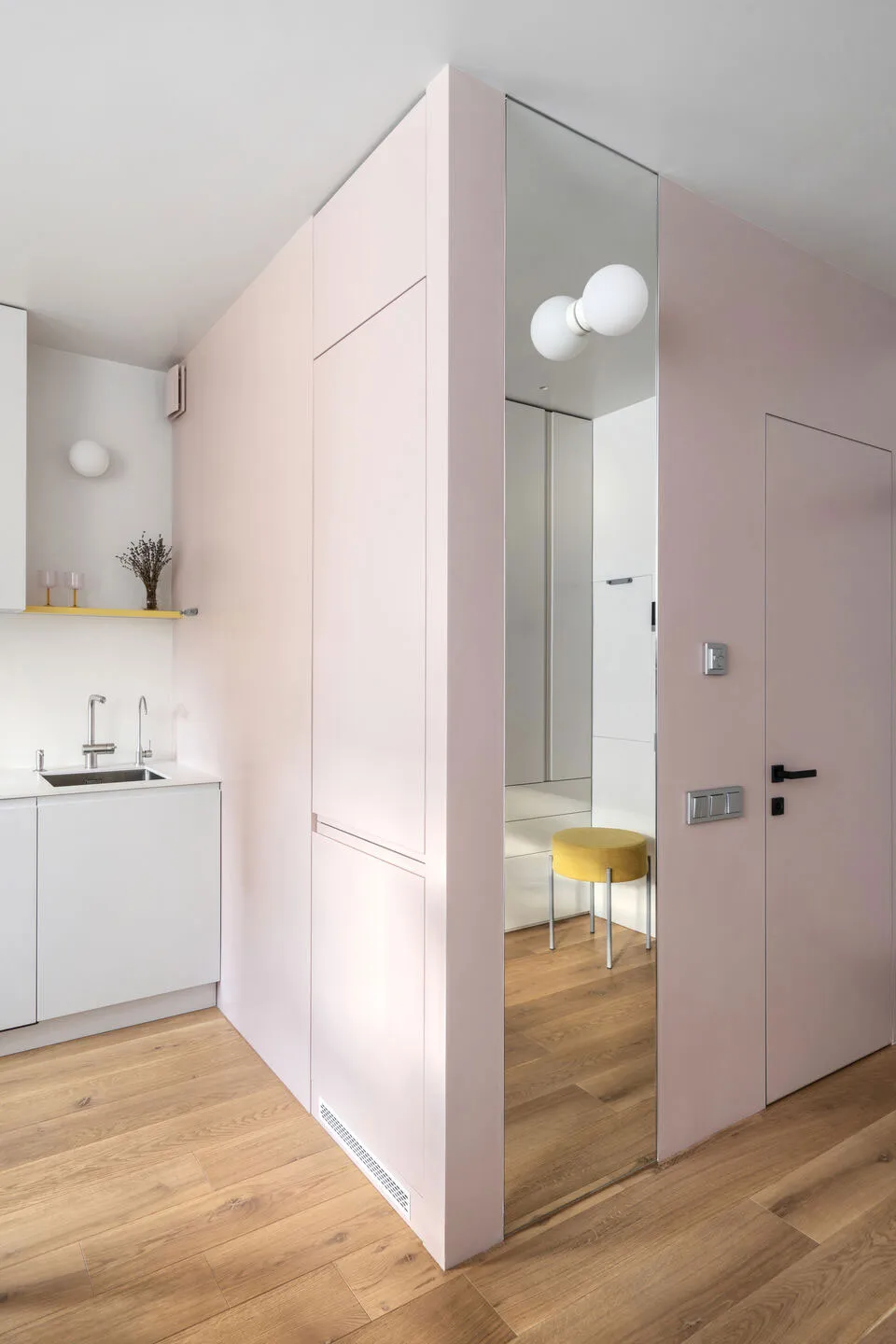 Rose, bleu, jaune : petite appartement à Kiev avec des accents pastel (32 m²) - Gallery image 16