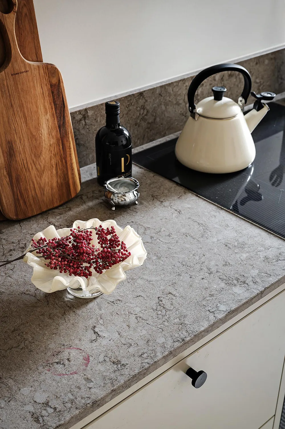 Скандинавская квартира с рыжими акцентами и зелёной обеденной - Gallery image 13