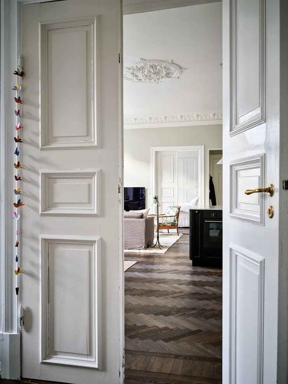 Open Layout and Luxurious Moldings: Characterful Apartment in Gothenburg (76 sqm) - Gallery image 12