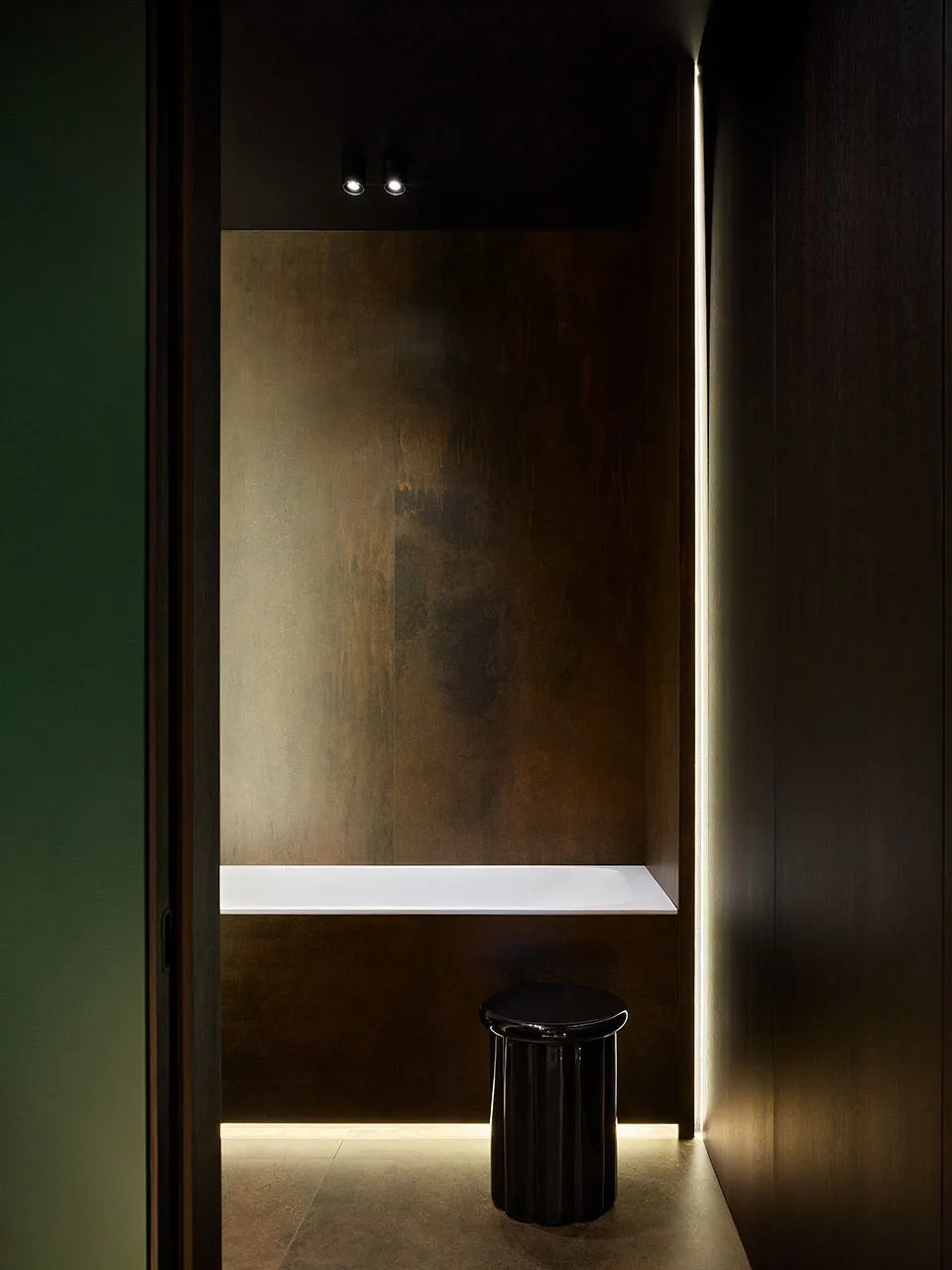 Sala verde y dormitorio rojo: apartamento con tonos intensos para una familia joven en Minsk - Gallery image 14