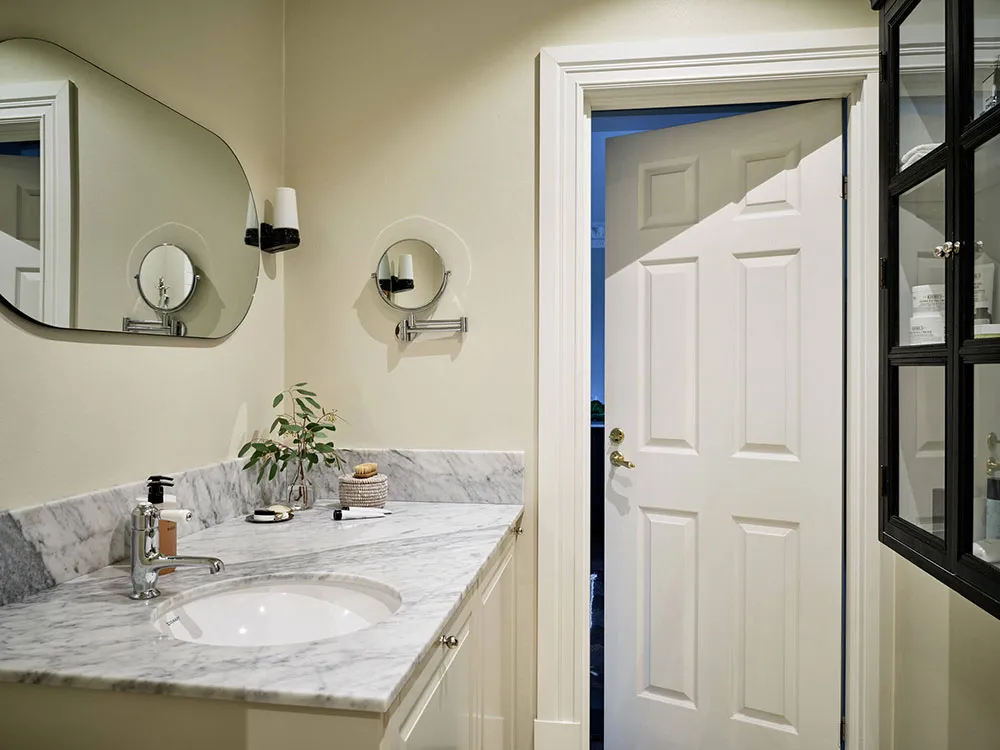 Open Layout and Luxurious Moldings: Characterful Apartment in Gothenburg (76 sqm) - Gallery image 24