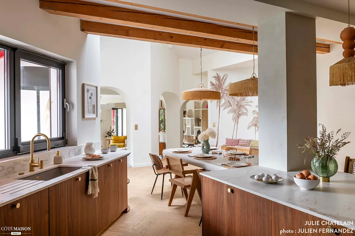 Design élégant dans des tons chauds pour une villa sur la côte atlantique de France - Gallery image 3