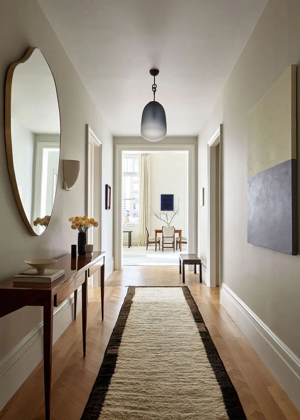 ニューヨークのエレガントでモダンなアパートのインテリアにある木製キッチン - Gallery image 14