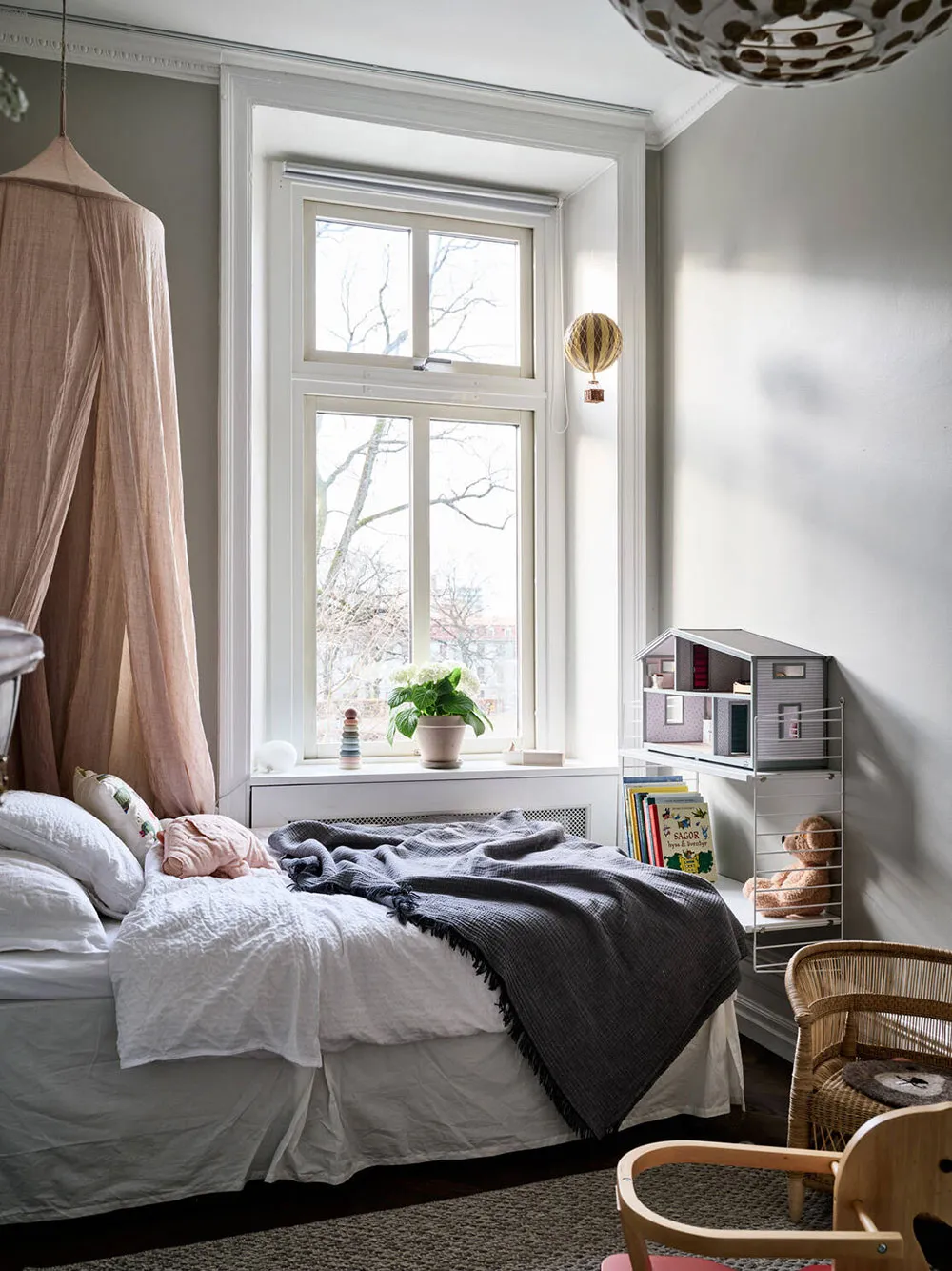 Open Layout and Luxurious Moldings: Characterful Apartment in Gothenburg (76 sqm) - Gallery image 11