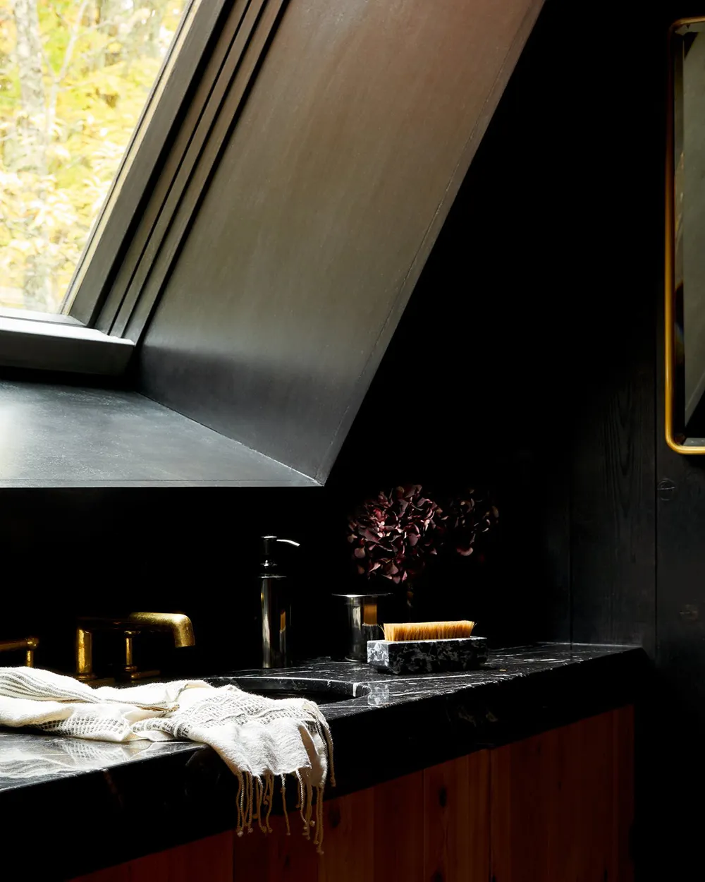 Intérieurs chaleureux d'un cottage inhabituel des années 1970 dans l'État de New York - Gallery image 5