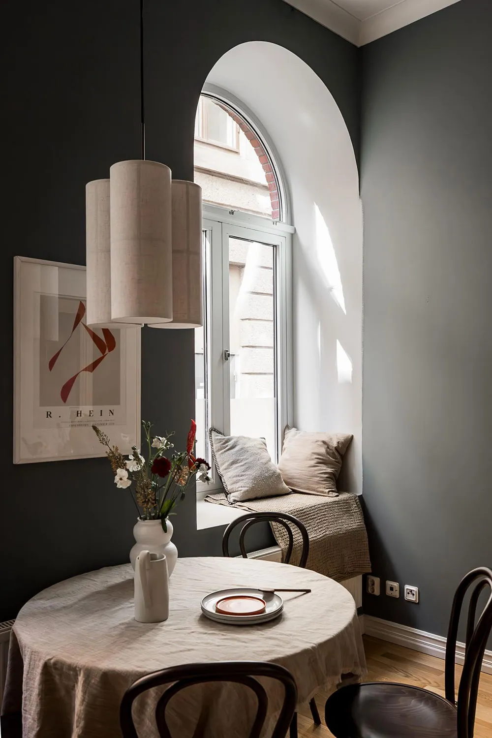 Hermosa unidad escandinava con paredes oscuras y techos altos (77 m²) - Gallery image 15