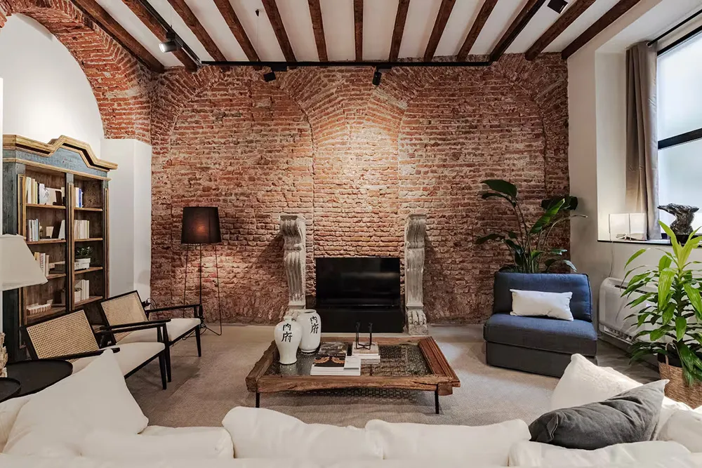 ईंट की मेहराब एवं स्तंभ: मिलान में 12वीं शताब्दी की इमारत में स्थित एक अद्भुत अपार्टमेंट - Gallery image 2