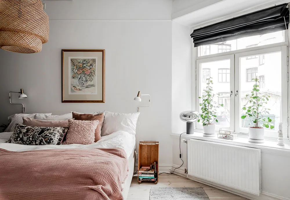 Różowe ściany i wintageowa witrażówka: uroczy mieszkanie w Szwecji (60 m²) - Gallery image 13