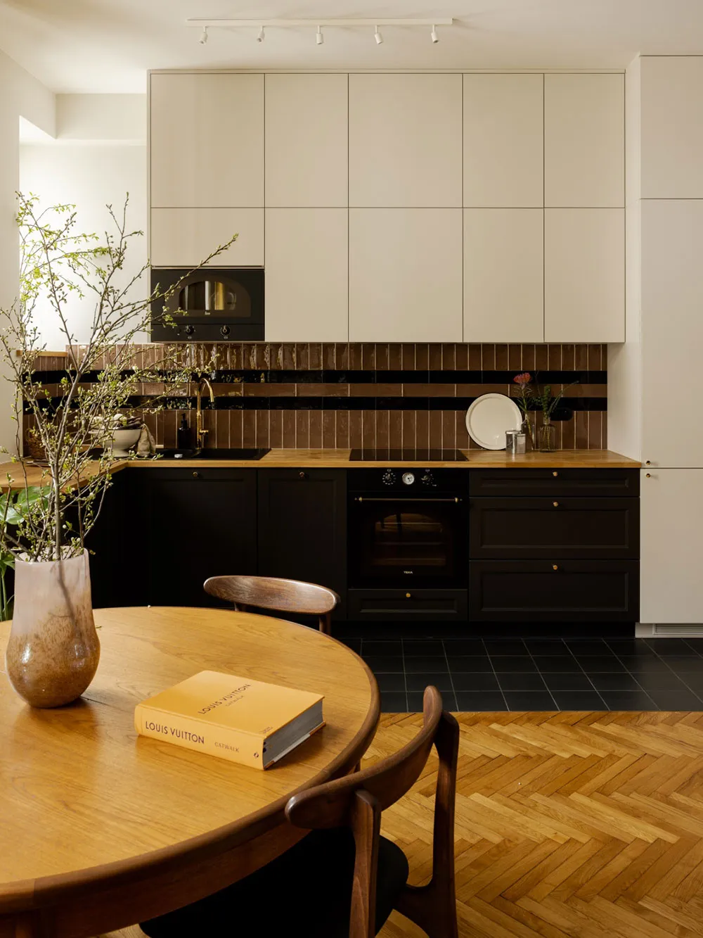 Muebles retro y tonos elegantes en el diseño de apartamentos en Varsovia - Gallery image 8