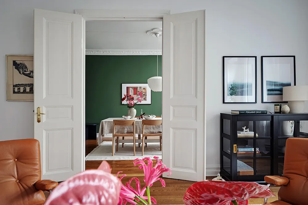 Скандинавская квартира с рыжими акцентами и зелёной обеденной - Gallery image 9