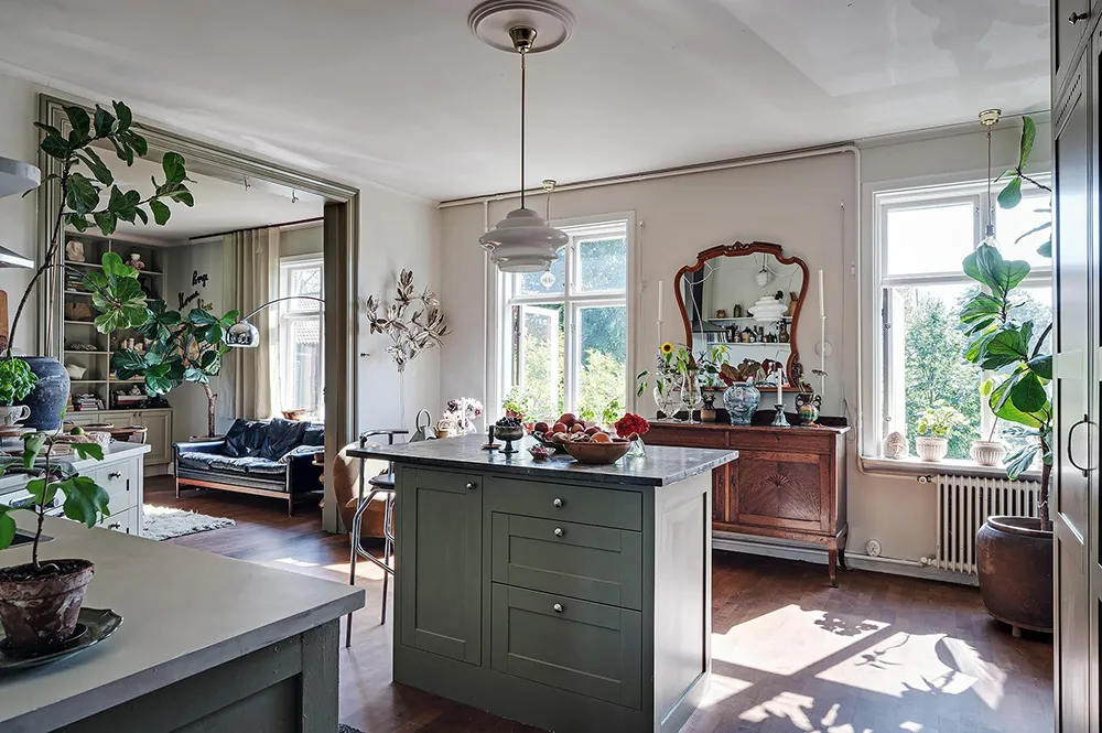 Обильний декор у квартирі в будинку XVIII століття у Гетеборзі - Gallery image 9