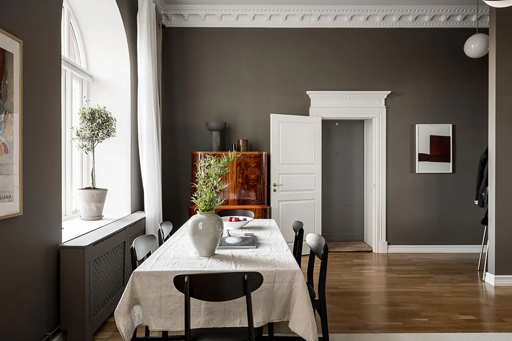 Hermosa unidad escandinava con paredes oscuras y techos altos (77 m²) - Gallery image 7