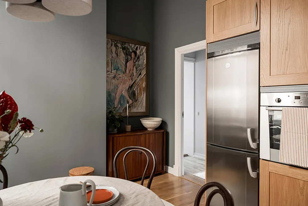 Hermosa unidad escandinava con paredes oscuras y techos altos (77 m²) - Gallery image 17