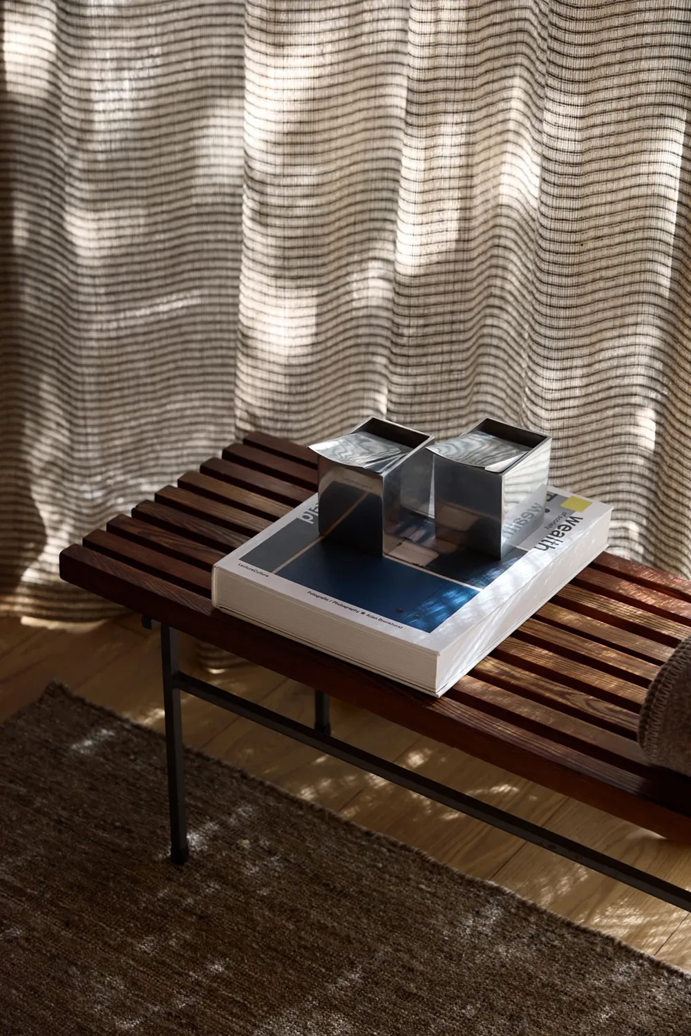 Intérieur minimaliste chaleureux d'un town-house moderne en Belgique - Gallery image 3