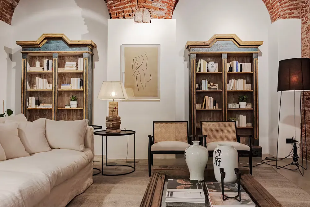 ईंट की मेहराब एवं स्तंभ: मिलान में 12वीं शताब्दी की इमारत में स्थित एक अद्भुत अपार्टमेंट - Gallery image 5