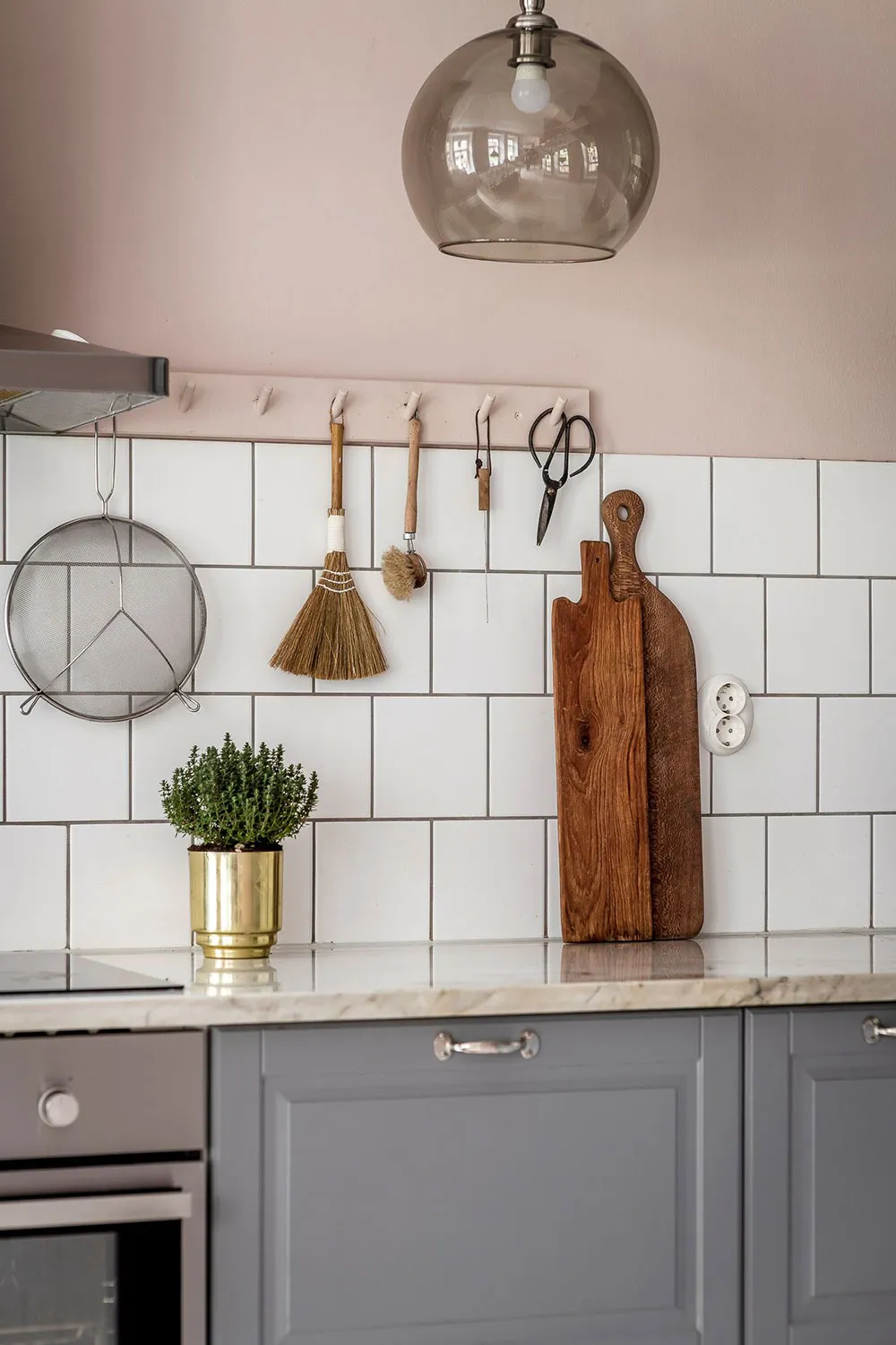 Różowe ściany i wintageowa witrażówka: uroczy mieszkanie w Szwecji (60 m²) - Gallery image 12