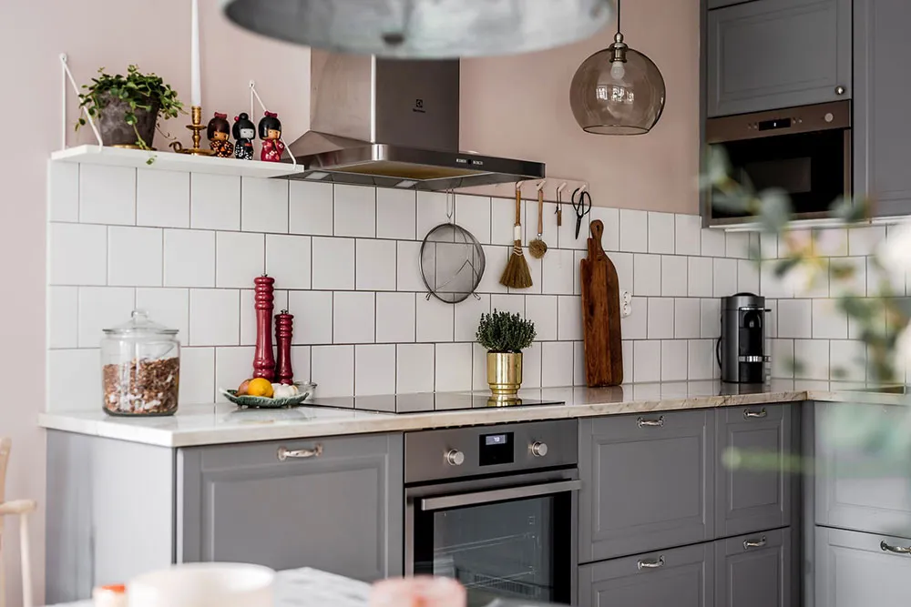 Różowe ściany i wintageowa witrażówka: uroczy mieszkanie w Szwecji (60 m²) - Gallery image 11